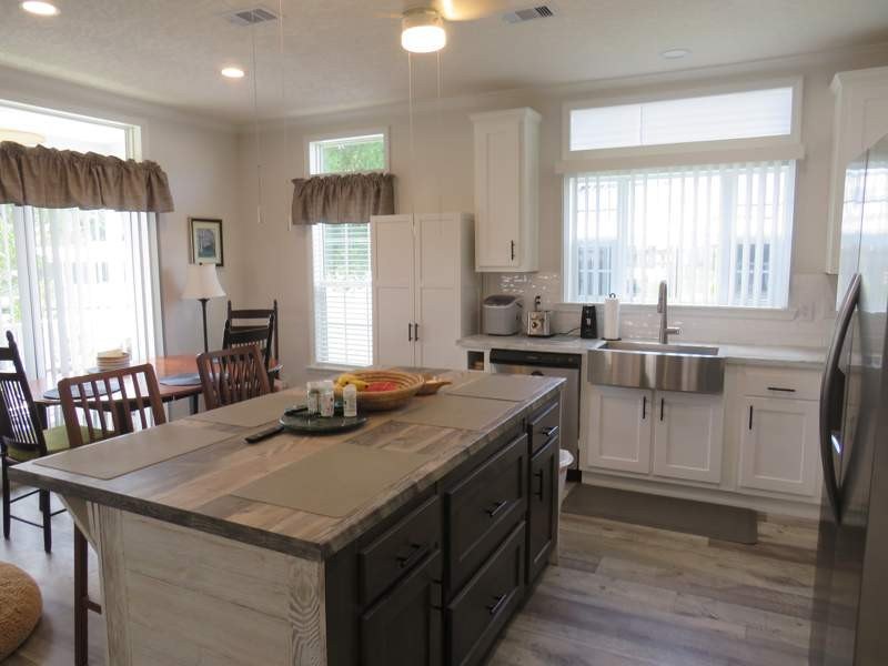 This very well appointed 3 bedroom 2 bath home is impressive - photo 9