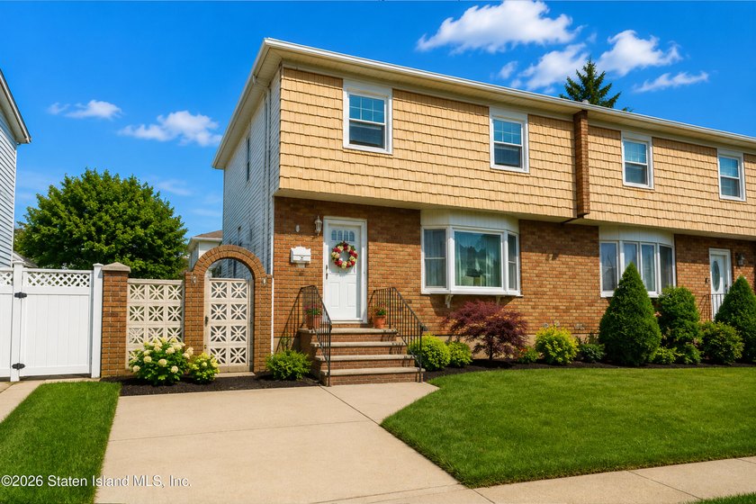 Beautiful 25-foot semi-attached home located in the heart of - photo 2
