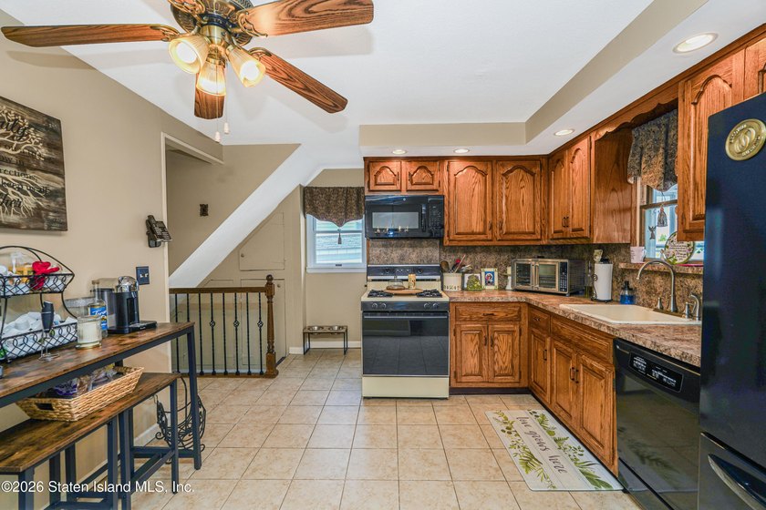 Beautiful 25-foot semi-attached home located in the heart of - photo 7