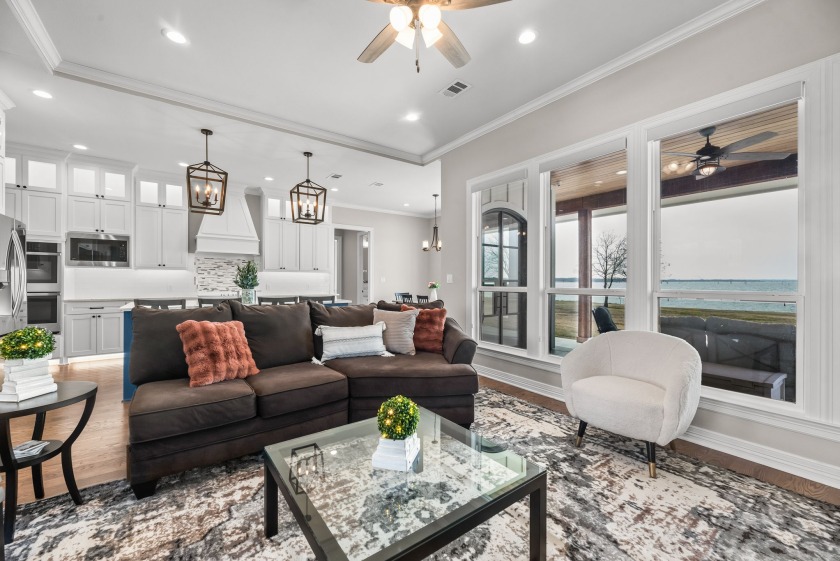 Amazing 4 bed 4 bath lake home on open water! Incredible views! - photo 16