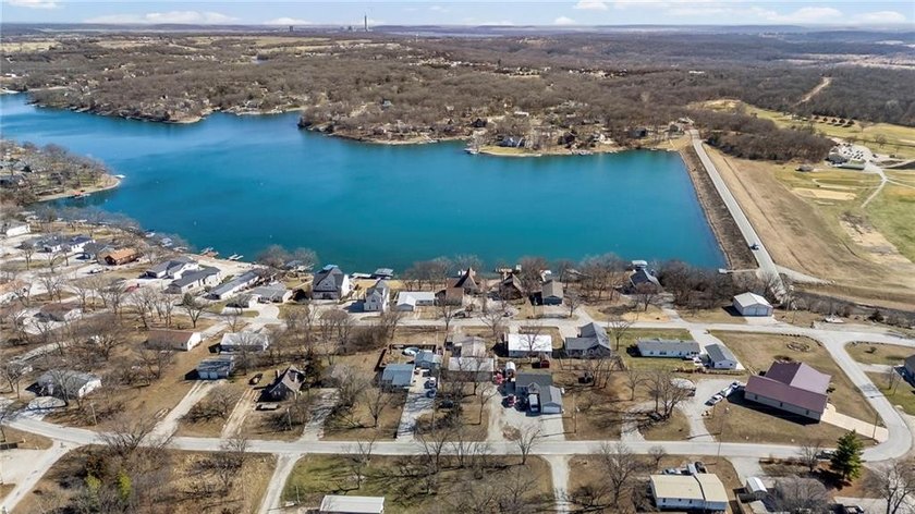 UNBEATABLE VALUE IN LINN VALLEY LAKES! Discover your dream - photo 46