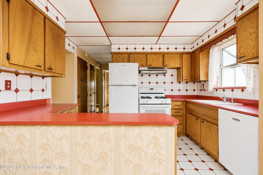 A charming 4-bedroom, 1-bath Cape Cod in Willowbrook, this home - photo 8