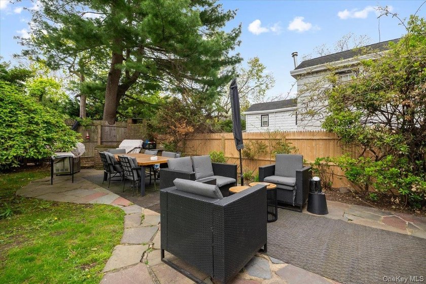 Welcome to this lovely side hall colonial boasting 4 bedrooms, 3 - photo 28