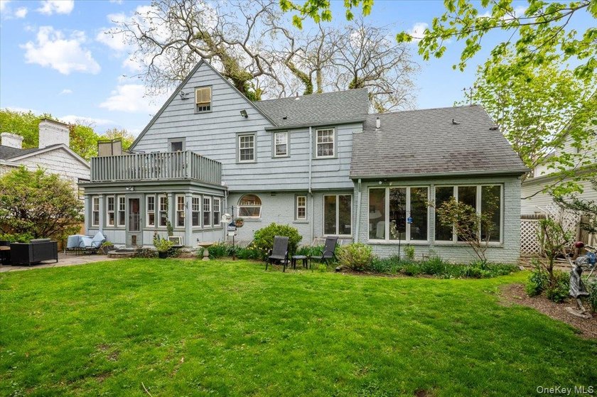 Welcome to this lovely side hall colonial boasting 4 bedrooms, 3 - photo 30