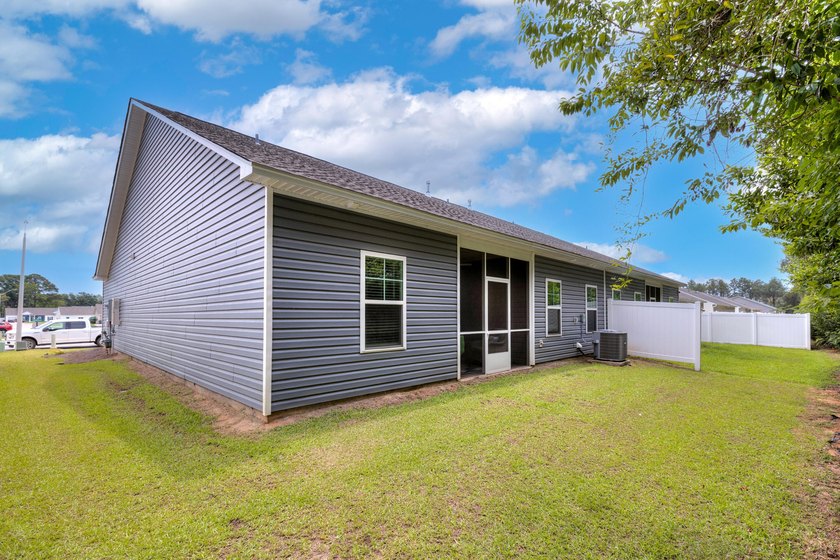 Must-see Victoria II in Stillpointe! This beautiful ranch-style - photo 4