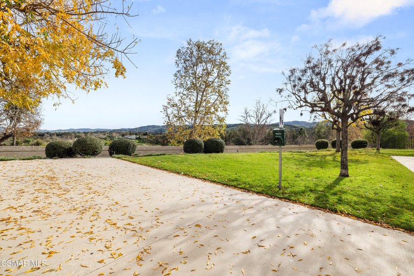 Enjoy resort-style living in this beautifully maintained - photo 4