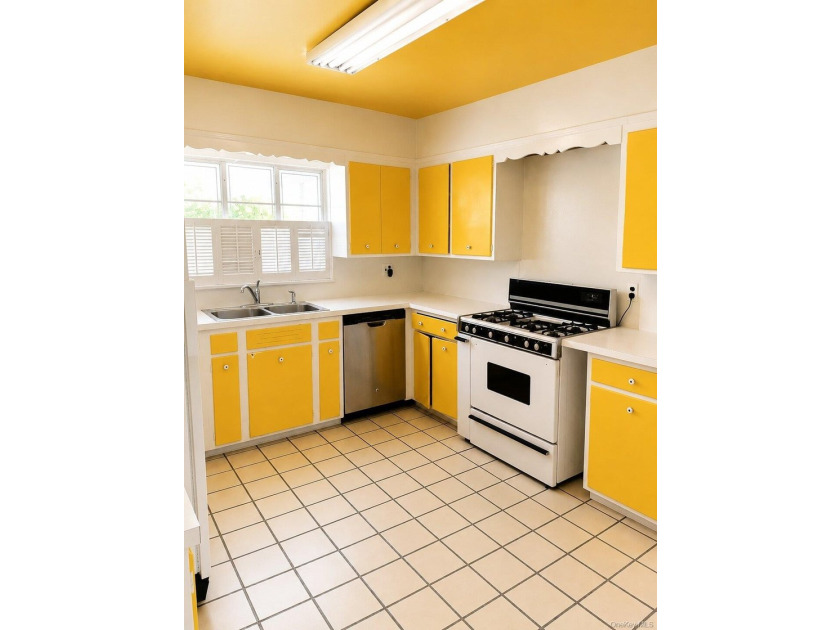 Located in a prime section of Lawrence, this spacious Colonial - photo 4