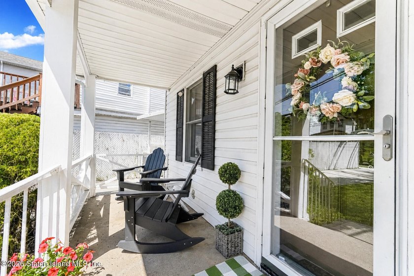 Beautifully appointed colonial in Travis. Lovely rocking chair - photo 4