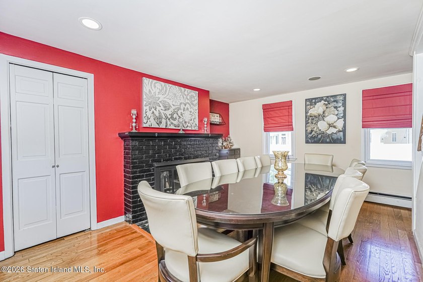 Beautifully appointed colonial in Travis. Lovely rocking chair - photo 7