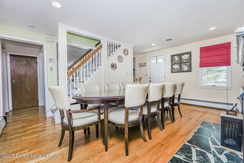 Beautifully appointed colonial in Travis. Lovely rocking chair - photo 10