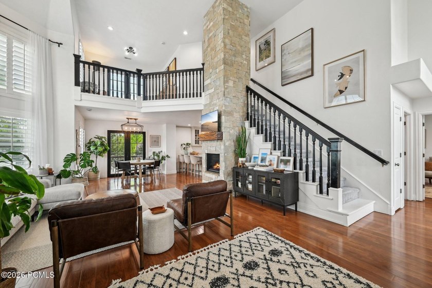 Spacious and well-located in the heart of Midway Valley, this - photo 2