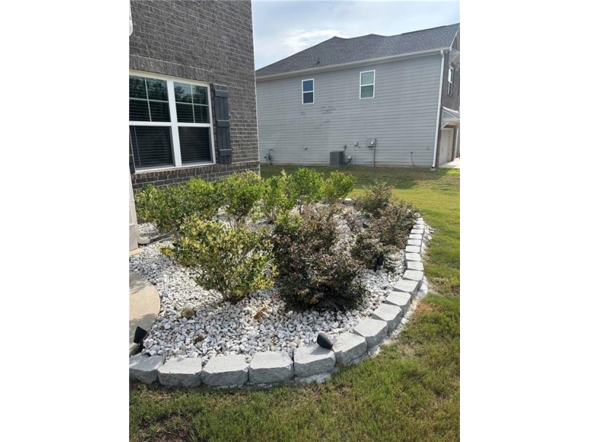 Welcome home to this beautiful, maintained brick home with a - photo 3