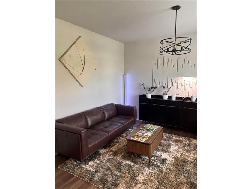 Welcome home to this beautiful, maintained brick home with a - photo 10