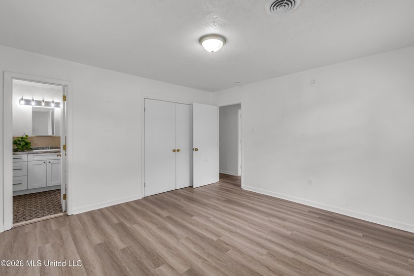 Welcome home to this beautifully updated 3-bedroom, 2-bath - photo 12