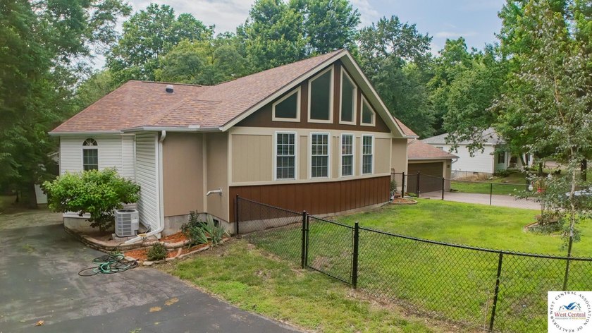 Fantastic 5-bedroom, 4.5-bath home with massive 24x54 garage on - photo 3