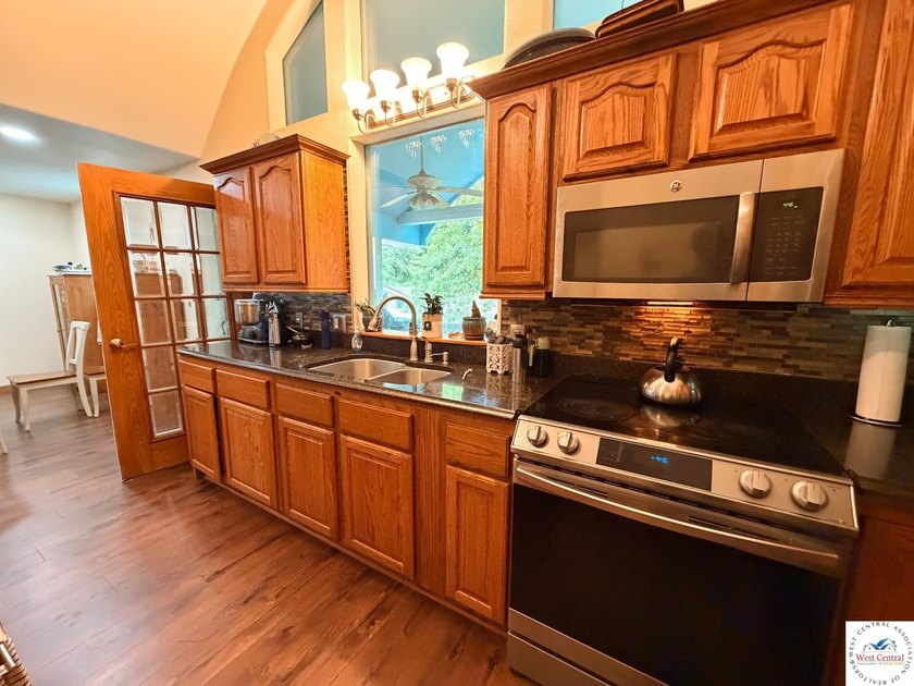 Fantastic 5-bedroom, 4.5-bath home with massive 24x54 garage on - photo 9