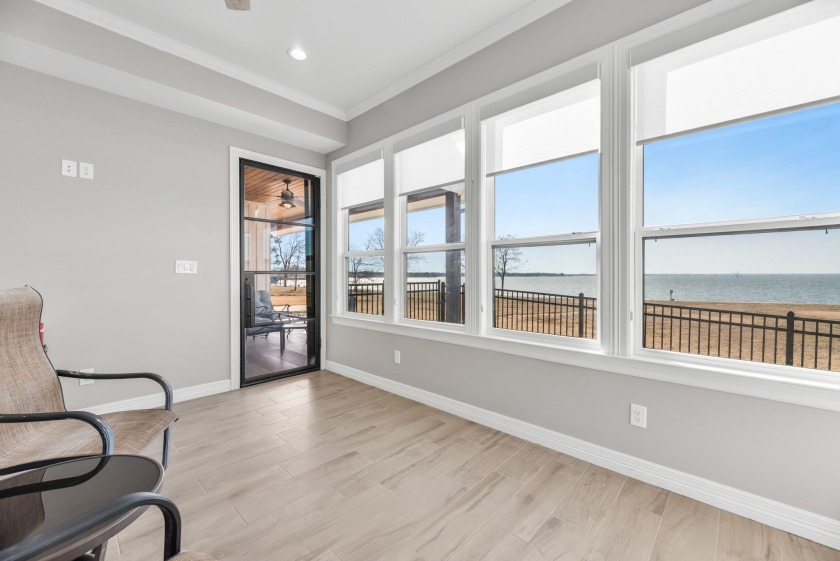 Amazing 4 bed 4 bath lake home on open water! Incredible views! - photo 34