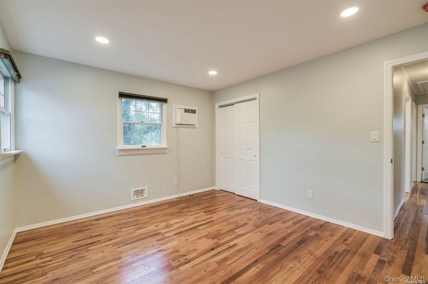 Nestled on a quiet, tree-lined cul-de-sac in Northport, this - photo 10
