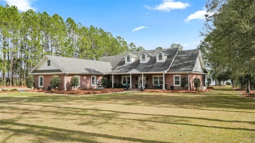 Thoughtfully designed and beautifully detailed, this spacious - photo 11