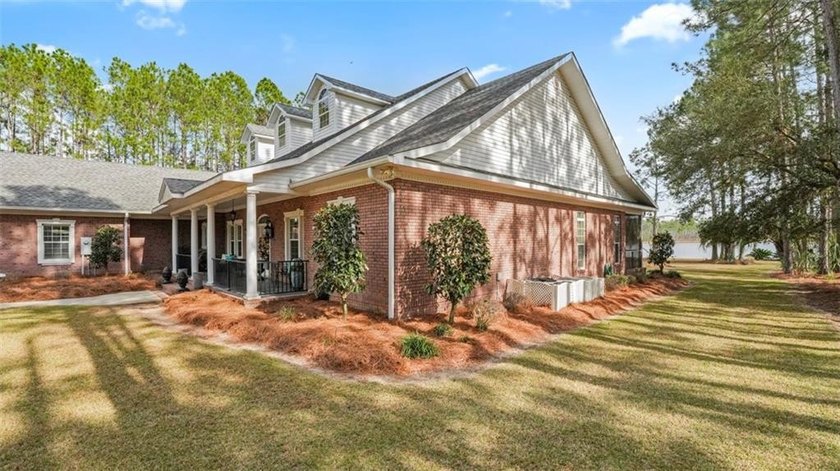 Thoughtfully designed and beautifully detailed, this spacious - photo 15