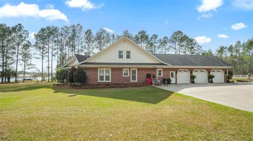 Thoughtfully designed and beautifully detailed, this spacious - photo 21