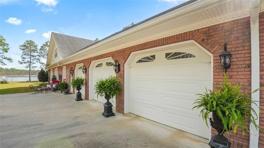 Thoughtfully designed and beautifully detailed, this spacious - photo 22