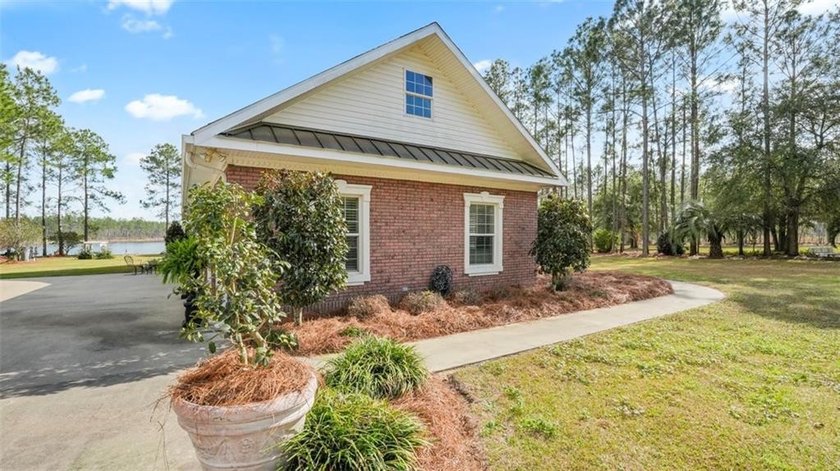 Thoughtfully designed and beautifully detailed, this spacious - photo 23