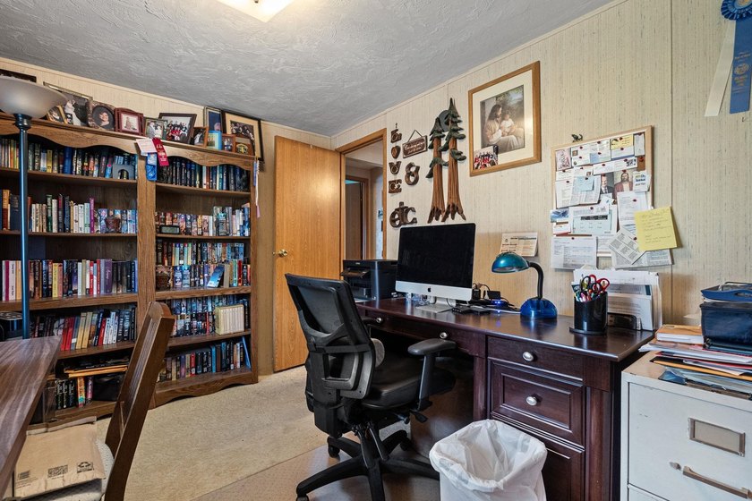 This well-maintained 3 bedroom, 2 bathroom home offers 1,296 - photo 29