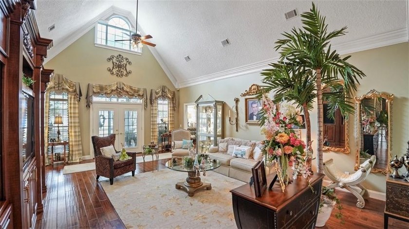 Thoughtfully designed and beautifully detailed, this spacious - photo 30