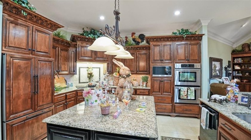 Thoughtfully designed and beautifully detailed, this spacious - photo 35