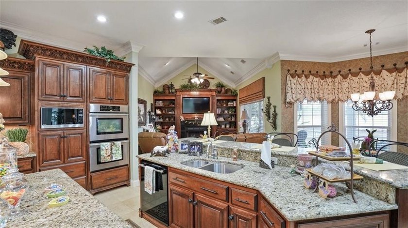 Thoughtfully designed and beautifully detailed, this spacious - photo 36