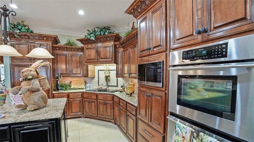 Thoughtfully designed and beautifully detailed, this spacious - photo 38