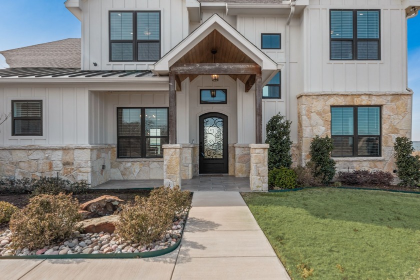 Amazing 4 bed 4 bath lake home on open water! Incredible views! - photo 9