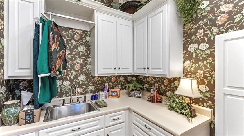 Thoughtfully designed and beautifully detailed, this spacious - photo 53
