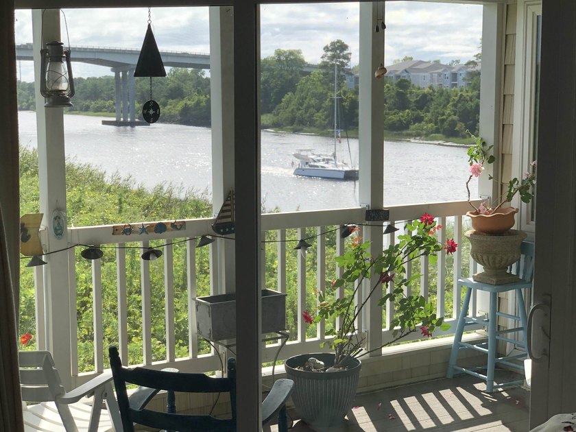 Spacious and renovated 2-bedroom 2-bath condo in the gated - photo 4