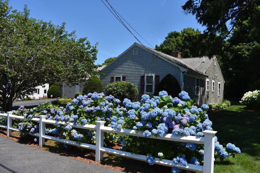 A West Dennis ''Jewel'' of a home. 34 Fisk Street offering three - photo 2