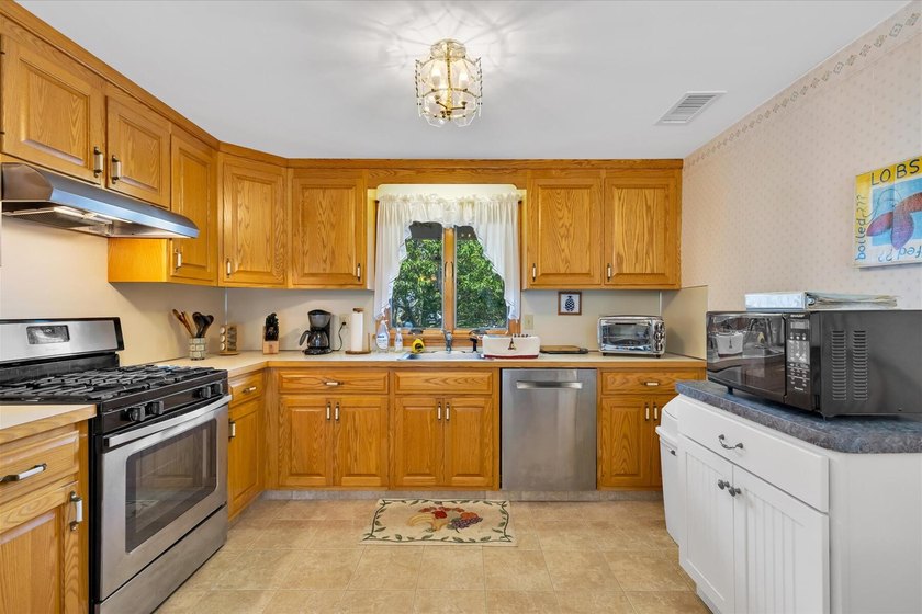A West Dennis ''Jewel'' of a home. 34 Fisk Street offering three - photo 10