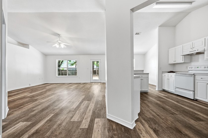 Welcome home to this beautifully maintained brick residence - photo 7