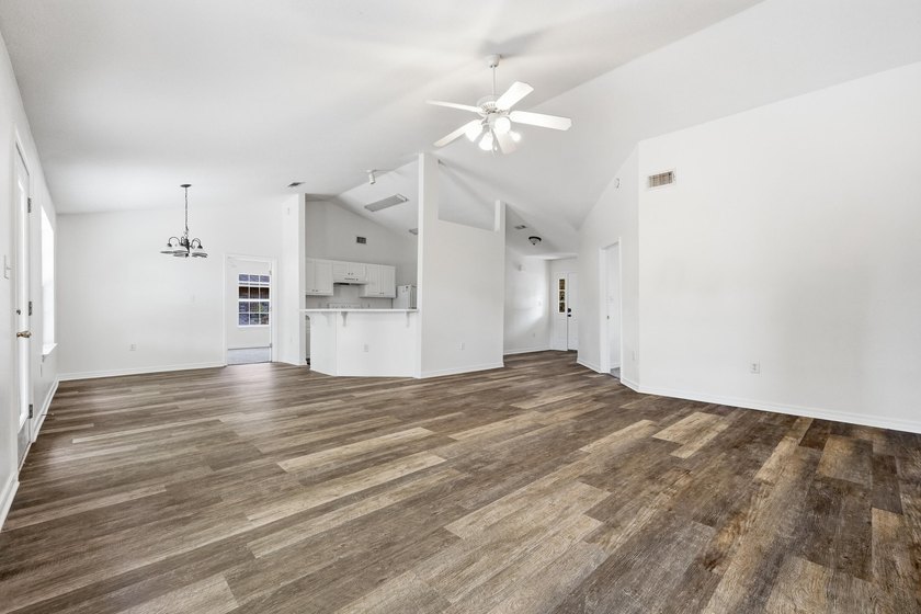 Welcome home to this beautifully maintained brick residence - photo 10