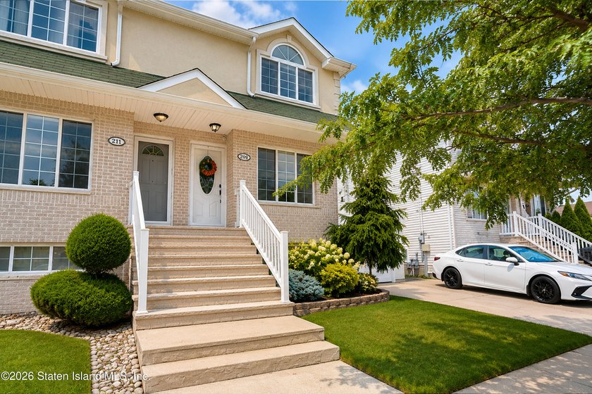 Welcome to 209 Sommer Avenue! This gorgeous 1-family, 3 bedroom - photo 2