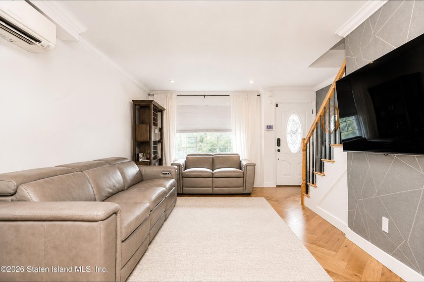 Welcome to 209 Sommer Avenue! This gorgeous 1-family, 3 bedroom - photo 3
