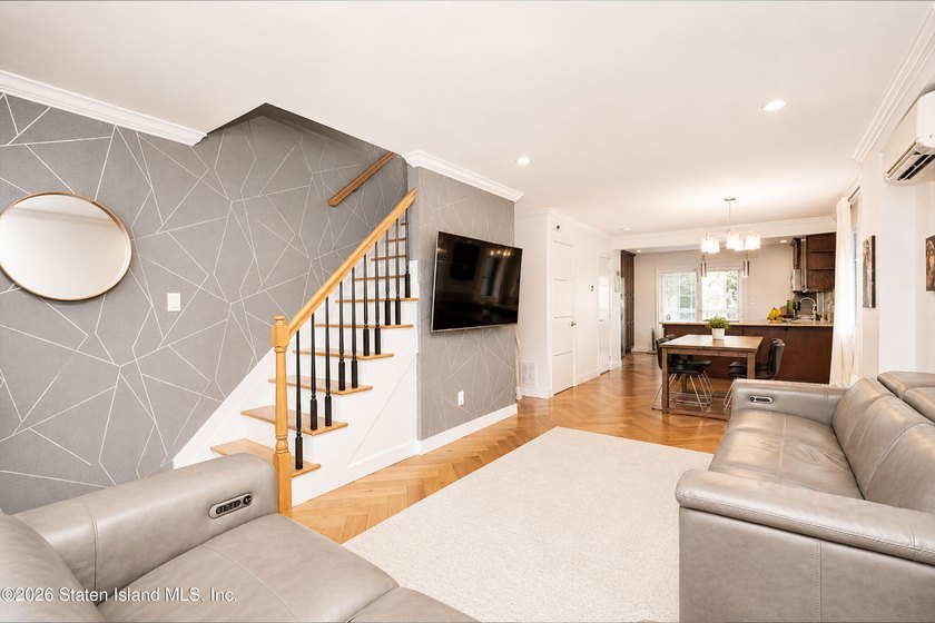 Welcome to 209 Sommer Avenue! This gorgeous 1-family, 3 bedroom - photo 4