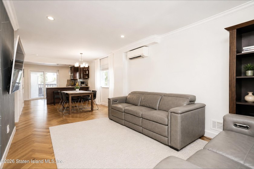 Welcome to 209 Sommer Avenue! This gorgeous 1-family, 3 bedroom - photo 5