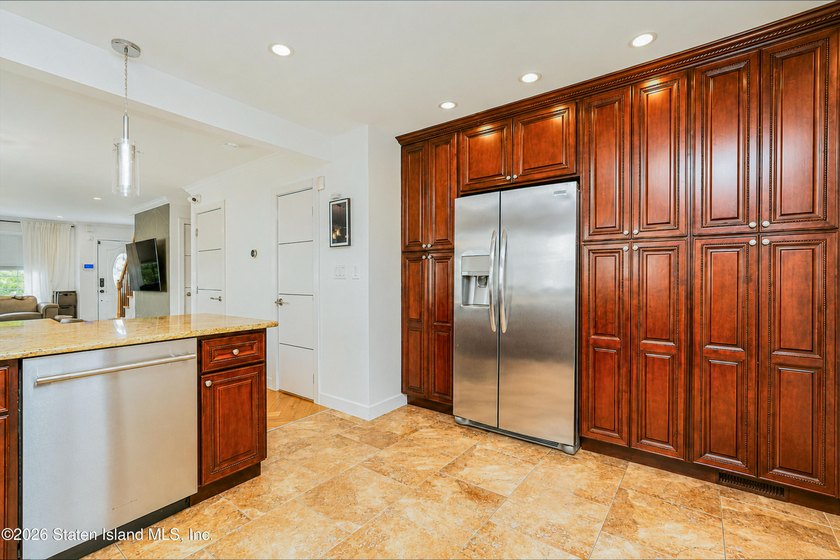 Welcome to 209 Sommer Avenue! This gorgeous 1-family, 3 bedroom - photo 10