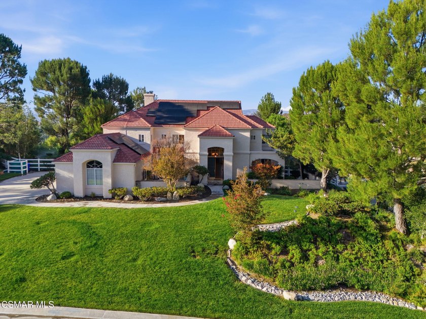 This beautifully maintained 4-bedroom, 4-bathroom residence - photo 2