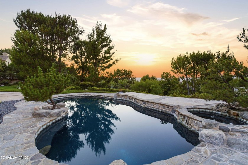 This beautifully maintained 4-bedroom, 4-bathroom residence - photo 8