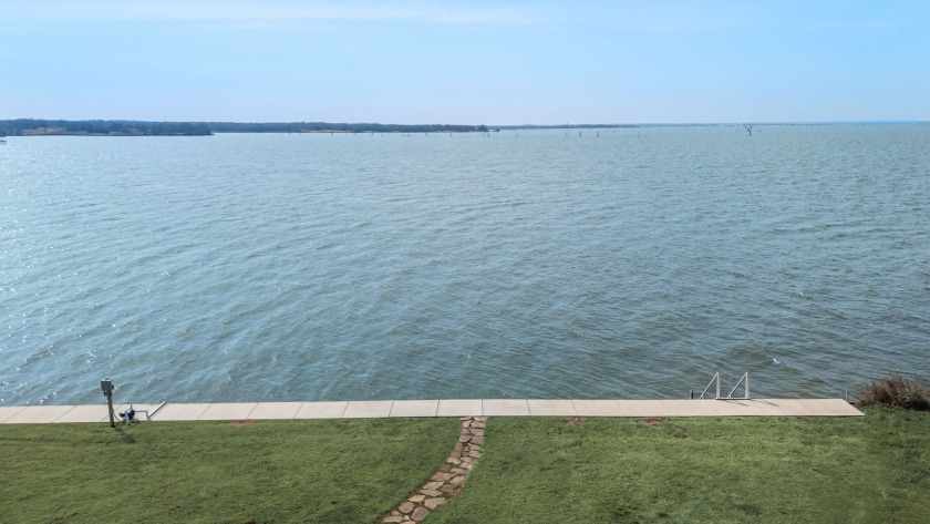 Amazing 4 bed 4 bath lake home on open water! Incredible views! - photo 7