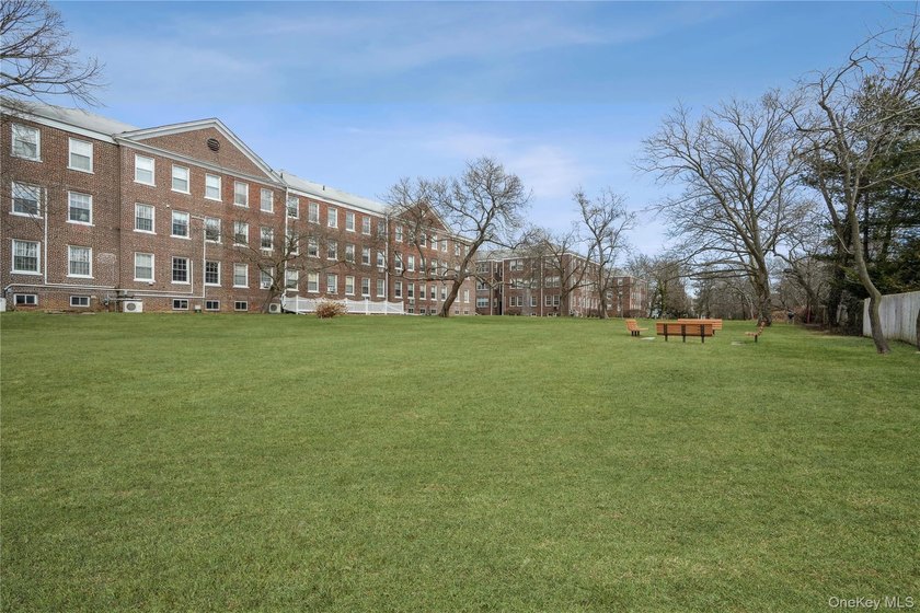 Welcome to 1 Meadow Dr in Woodmere, New York. A stunning - photo 19