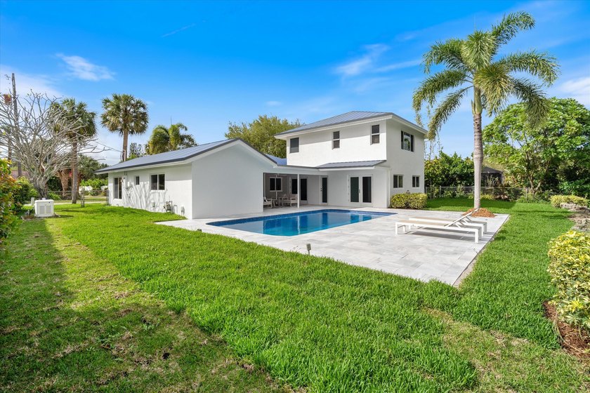 Lovingly referred to as the *artists home*, this 4 bedroom 3 - photo 2