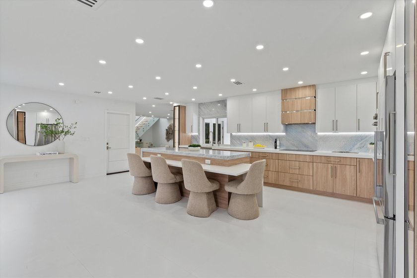 Lovingly referred to as the *artists home*, this 4 bedroom 3 - photo 3
